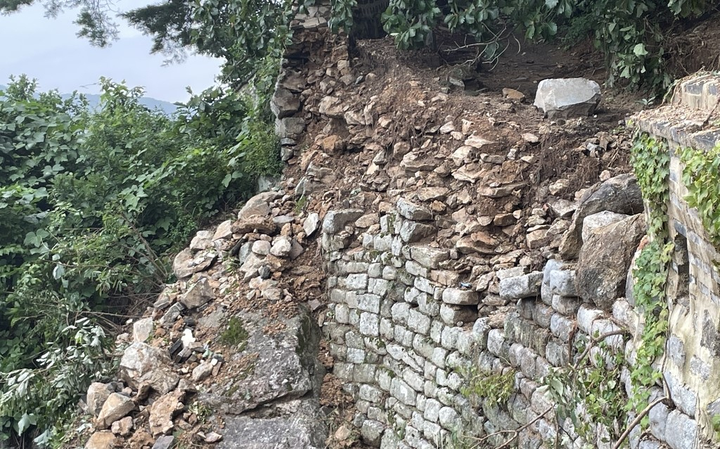 지난 8일 밤부터 누적 강우량 643㎜의 기록적인 폭우로 세계문화유산이자 사적인 남한산성 성벽 일부가 붕괴됐다. [경기도 제공]