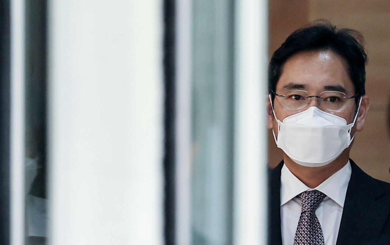 회계 부정과 부당 합병 등의 혐의로 재판에 넘겨진 이재용 삼성전자 부회장이 12일 서초구 서울 중앙지방법원에서 열린 1심 속행공판에 출석해 오전 재판을 마친 뒤 법정을 나오고 있다. 이 부회장은 이날 정부가 발표한 ‘8·15 광복절 특별사면’ 대상자로 복권이 확정됐다. [연합]