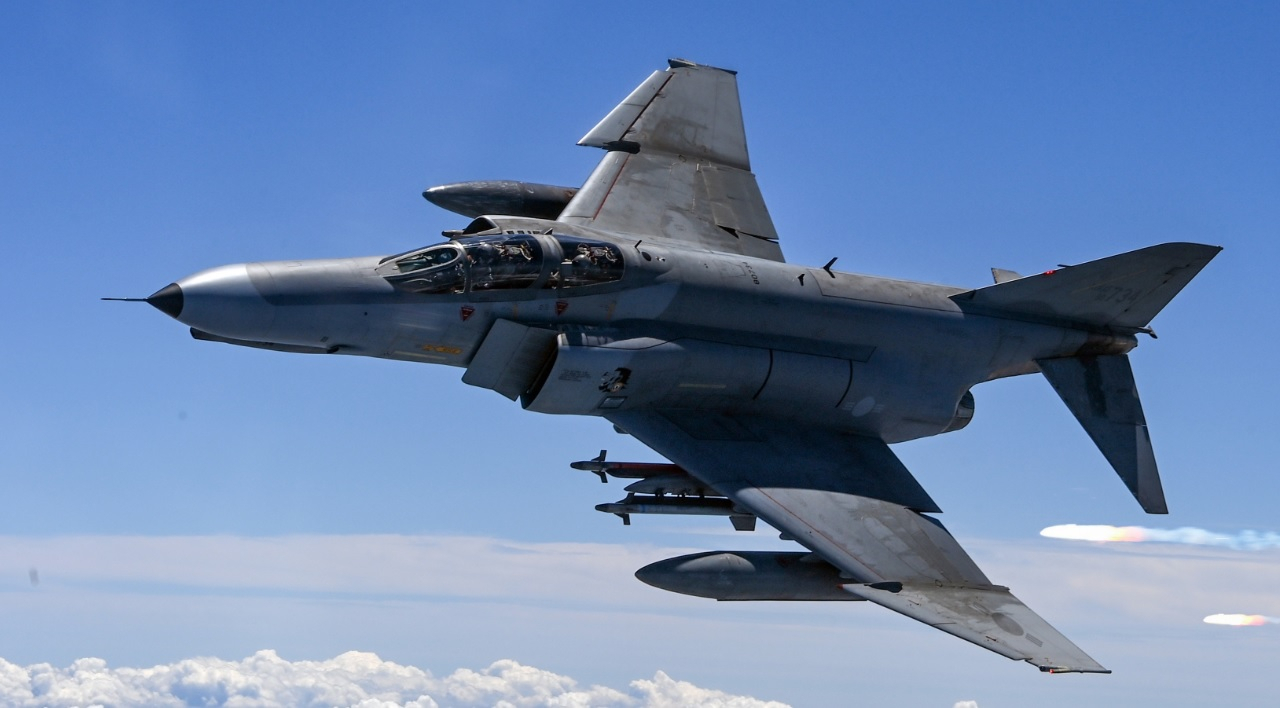 공군은 12일 F-4E 전투기 한 대가 서해상에서 임무 중 추락했다고 밝혔다. 조종사 2명은 비상탈출해 무사한 것으로 확인됐다. [자료사진]