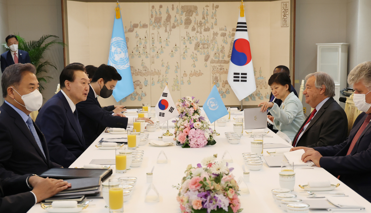윤석열 대통령과 안토니우 구테흐스 유엔 사무총장이 12일 서울 용산 대통령실 청사에서 열린 오찬에서 대화하고 있다. [연합]
