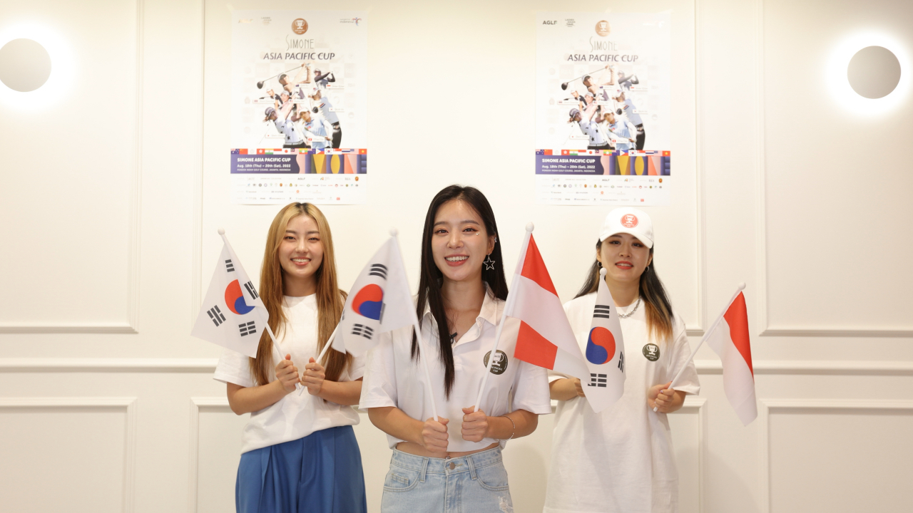 K-응원 챌린지에 참여하고 있는 송민경(가운데)