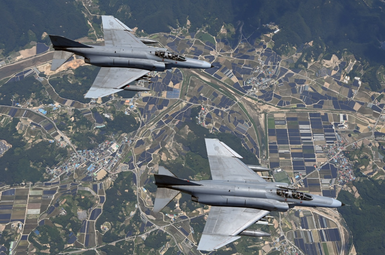 공군은 12일 F-4E 전투기 한 대가 경기도 화성시 전곡항 남쪽 9㎞ 지점에 추락했다고 밝혔다. 탑승 조종사 2명 모두 비상탈출했으며 건강상태도 양호한 상태다. 자료사진. [헤럴드DB]
