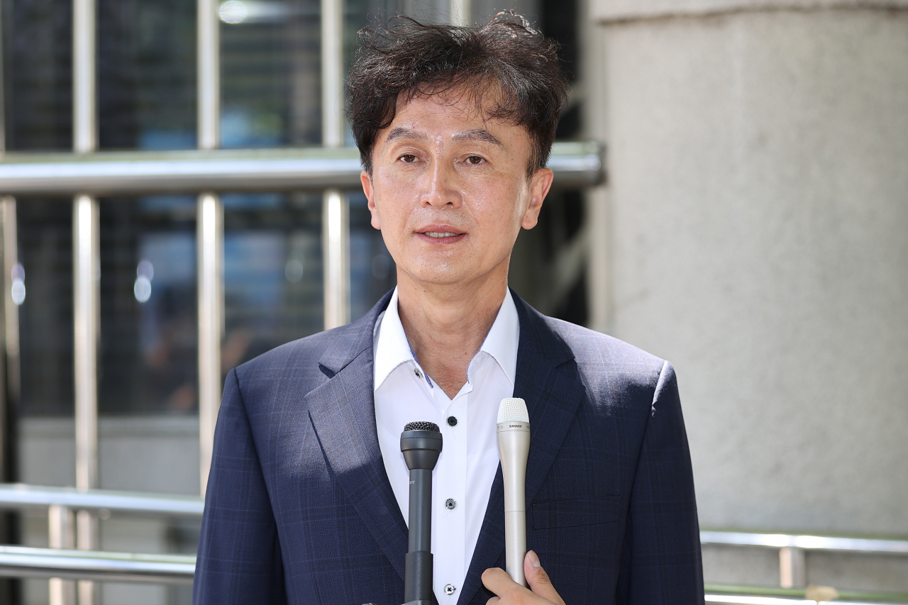 행정안전부 경찰국 신설에 공개적으로 반대의견을 펼쳐온 류삼영 총경이 12일 오후 감찰 조사 출석을 위해 방문한 서울 서대문구 경찰청 앞에서 취재진과 질의응답을 하고 있다. [연합]