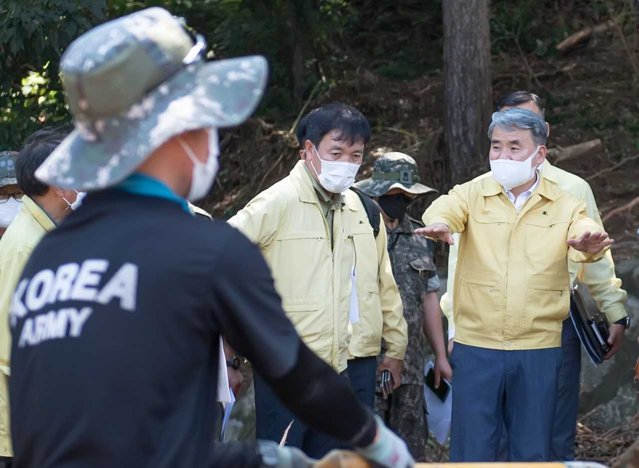이종섭 국방부 장관이 12일 오전 서울 지역 수해복구 현장을 확인하고 지원 활동에 나선 장병들을 격려했다. [국방부 제공]
