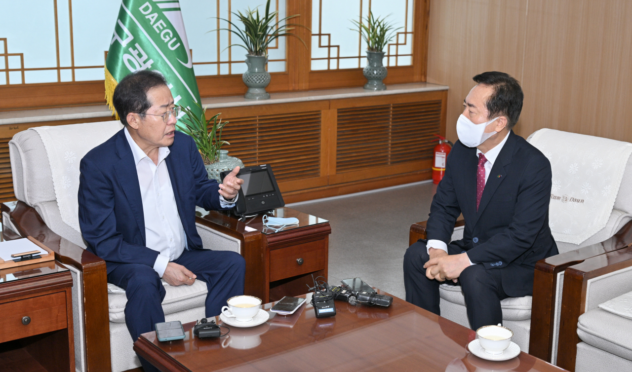 홍준표 대구시장과 권기창 안동시장이 11일 대구시 산격청사 시장 집무실에서 낙동강 상류댐 물 공급을 위한 방안을 논의하고 있다.[대구시 제공]