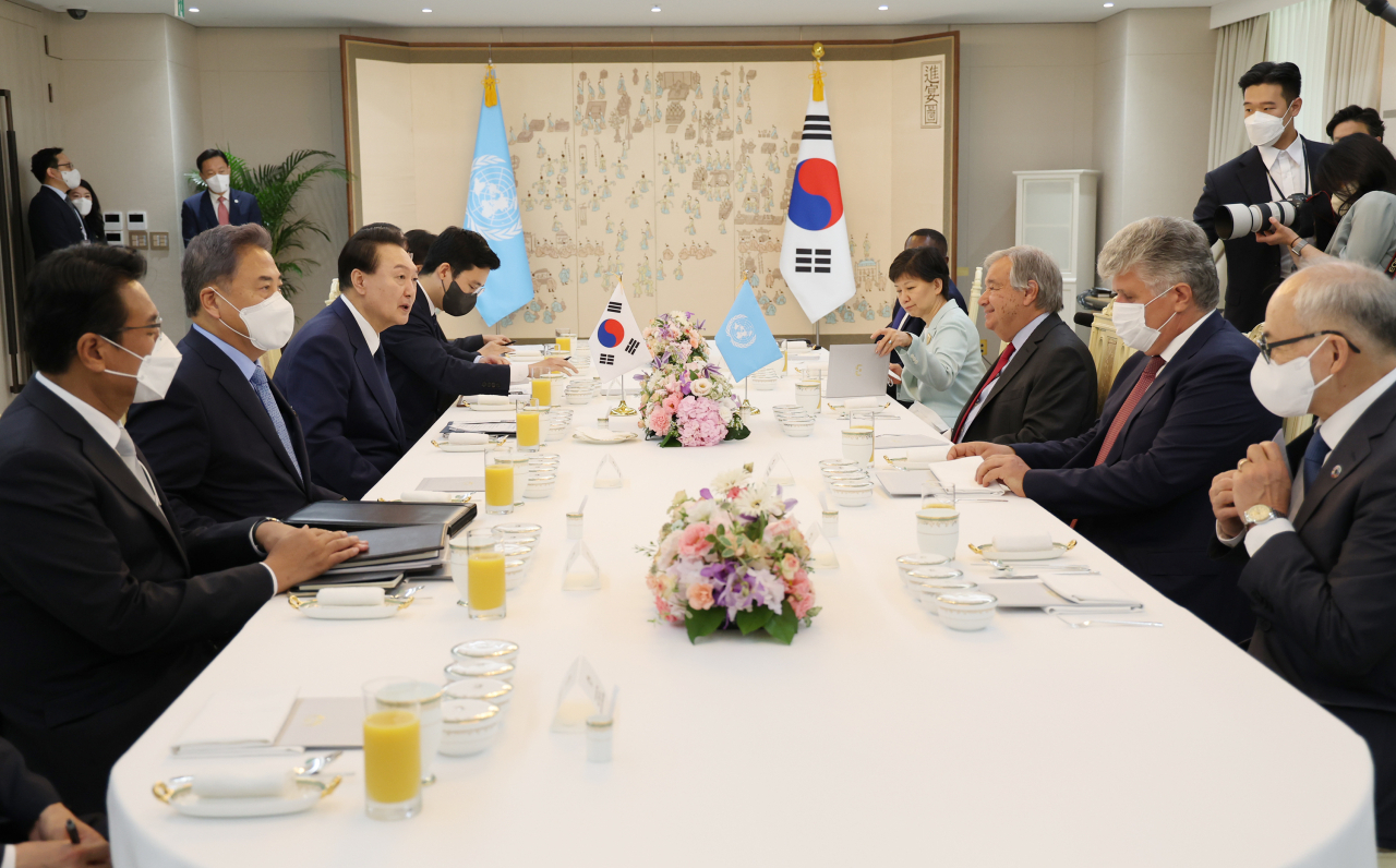 윤석열 대통령과 안토니우 구테흐스 유엔 사무총장이 12일 서울 용산 대통령실 청사에서 열린 오찬에서 대화하고 있다. [연합]
