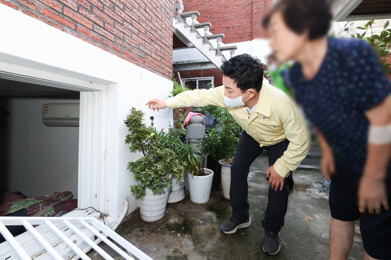 원희룡 국토교통부 장관이 10일 오전 서울 동작구 상도동을 방문해 침수 피해 현장을 둘러보고 있다. [연합]