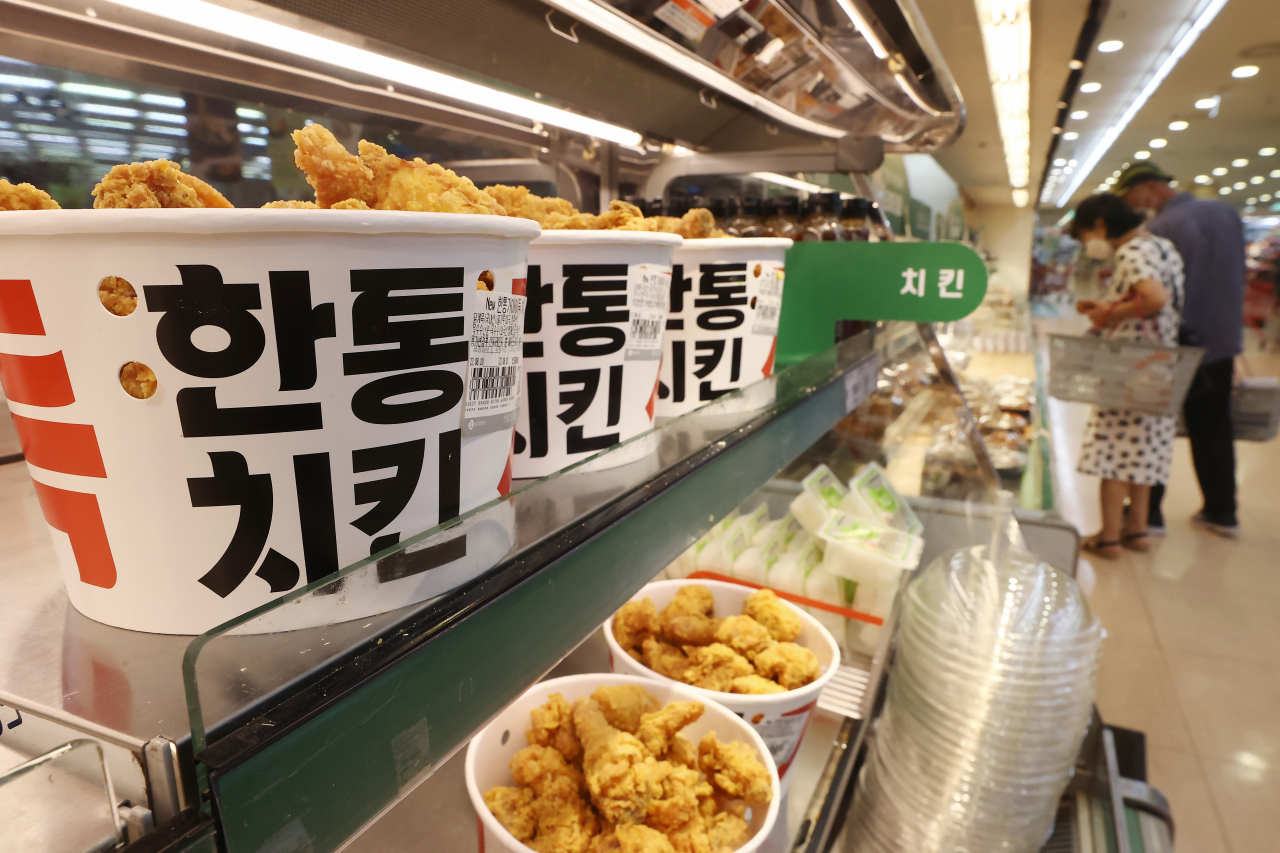 저렴한 대형마트 치킨이 인기를 끌고 있는 10일 서울 시내 한 대형마트에서 직원이 치킨을 진열하고 있다. 홈플러스와 이마트에 이어 롯데마트에서도 오는 11일 부터 한통치킨 가격을 44% 할인된 가격에 판매한다. [연합]