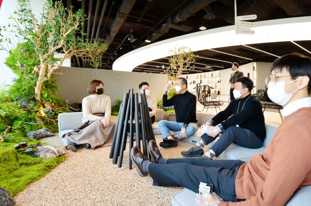 권영수 LG에너지솔루션 부회장(왼쪽 세번째)이 임직원들과 소통하고 있다. [LG에너지솔루션 제공]
