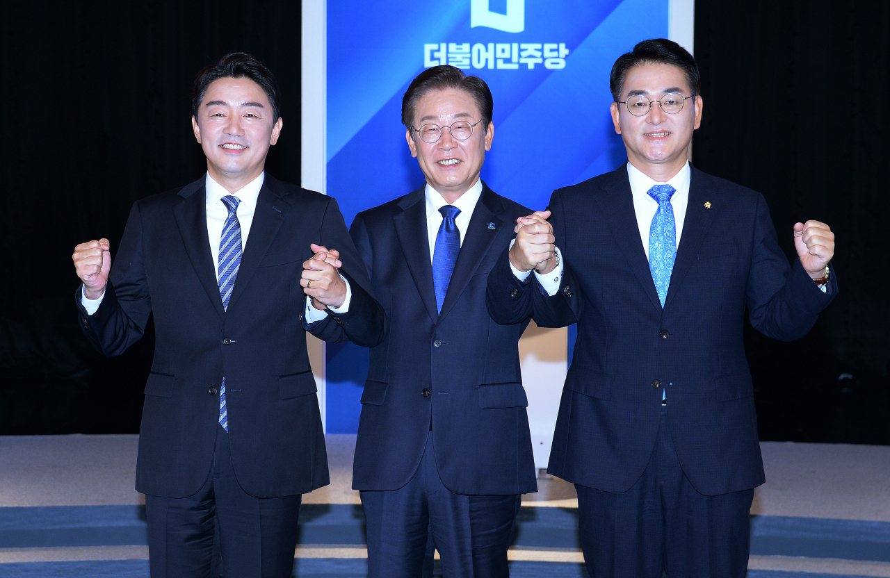 10일 대전시 유성구 도룡동 TJB대전방송에서 열린 '더불어민주당 당대표 후보자 방송 토론회'시작 전 강훈식, 이재명, 박용진 후보(왼쪽부터)가 기념촬영을 하고 있다. [연합]