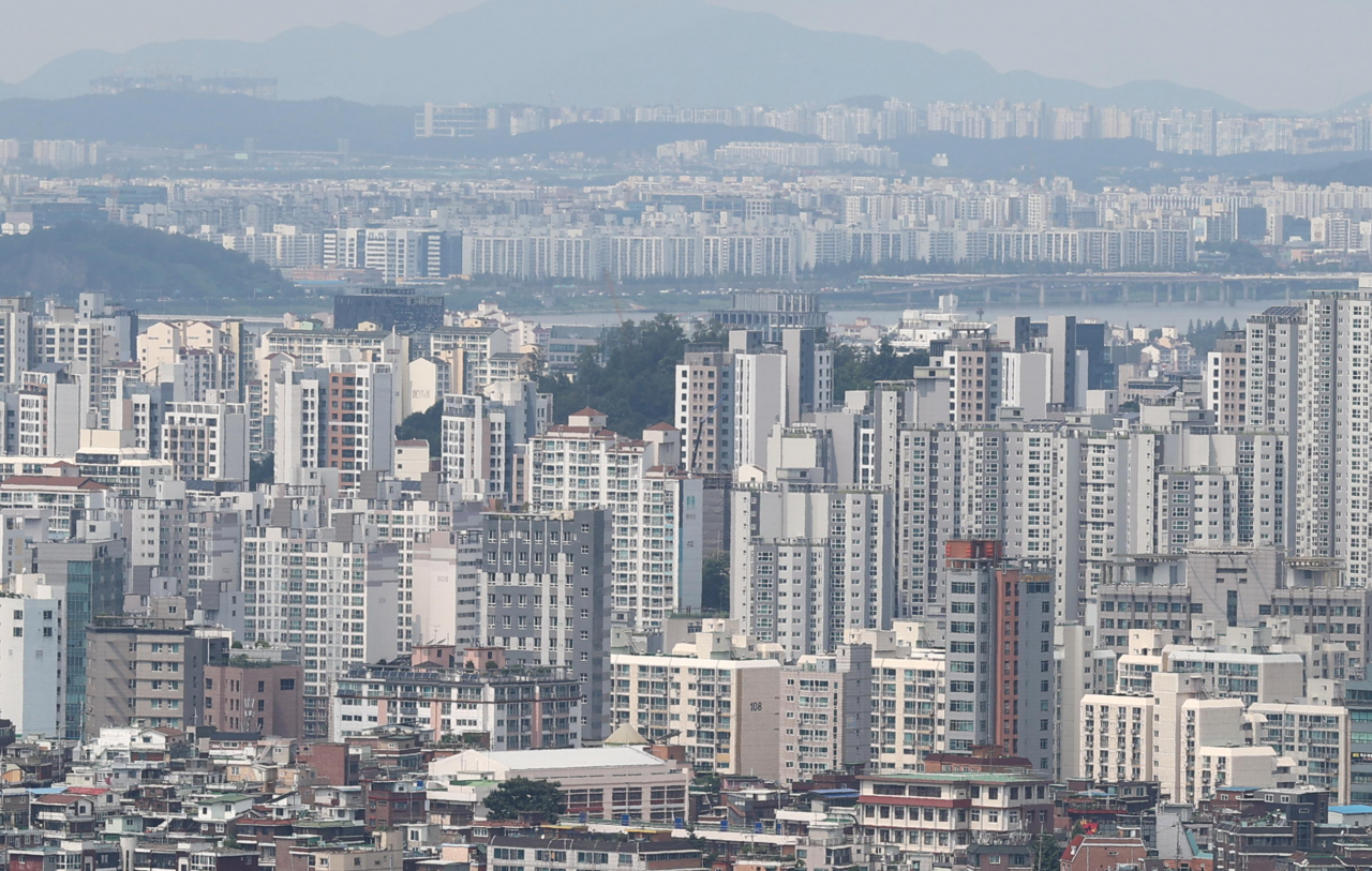 서울 남산에서 바라본 시내 주택가의 모습. [연합]