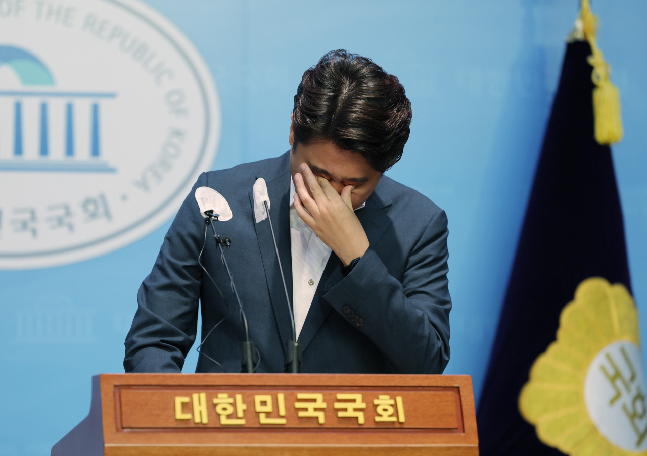 이준석 국민의힘 대표가 13일 오후 국회 소통관에서 기자회견을 열고 당 비상대책위원회 체제 전환에 대한 가처분 신청 등과 관련해 직접 입장을 밝히던 중 눈물을 닦고 있다. [연합]