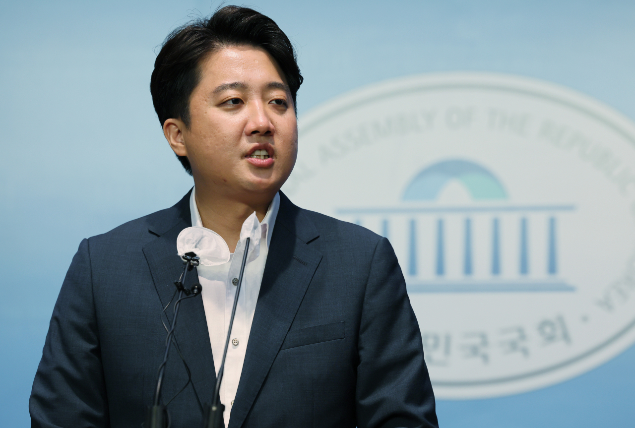 이준석 국민의힘 대표가 13일 오후 국회 소통관에서 기자회견을 열고 당 비상대책위원회 체제 전환에 대한 가처분 신청 등과 관련해 직접 입장을 밝히고 있다. [연합]