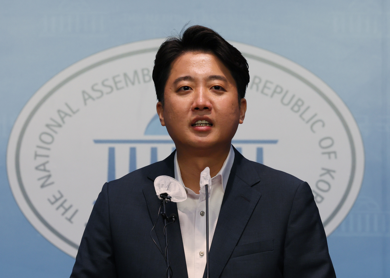 국민의힘 이준석 대표가 13일 오후 국회 소통관에서 기자회견을 하고 있다. [연합]