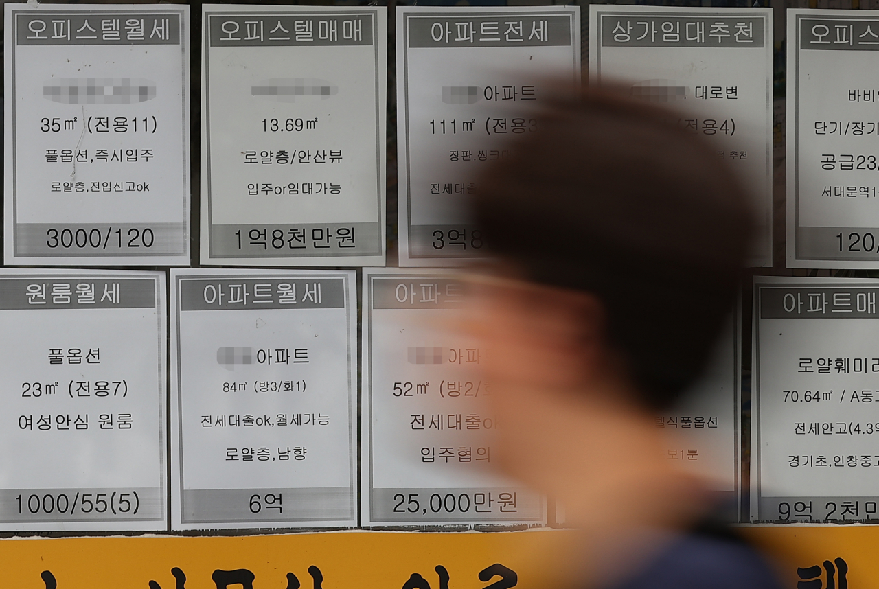 5일 오전 서울 시내의 한 부동산 중개업소에 매물 정보가 붙어 있다. 올해 상반기 수도권(서울·경기·인천)의 오피스텔 매매 건수가 감소했다. 전날 부동산R114가 국토교통부 실거래가 통계를 분석한 결과에 따르면 올해 상반기 수도권 오피스텔 매매 건수는 총 1만9천595건으로, 지난해 상반기 대비 17.2% 감소했다. 이 기간 전용면적 60㎡ 초과 중대형 오피스텔이 4천907건에서 2천165건으로 55.9% 줄어 감소 폭이 컸다. 연합뉴스
