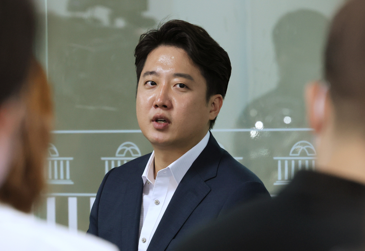 이준석 국민의힘 대표가 13일 오후 국회 소통관에서 기자회견을 열고 당 비상대책위원회 체제 전환에 대한 가처분 신청 등과 관련해 직접 입장을 밝힌 뒤 질의응답 시간을 갖고 있다. [연합]