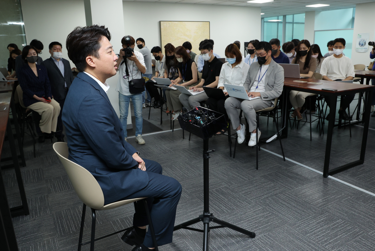 이준석 국민의힘 대표가 13일 오후 국회 소통관에서 기자회견을 열고 당 비상대책위원회 체제 전환에 대한 가처분 신청 등과 관련해 직접 입장을 밝힌 뒤 질의응답 시간을 갖고 있다. [연합]