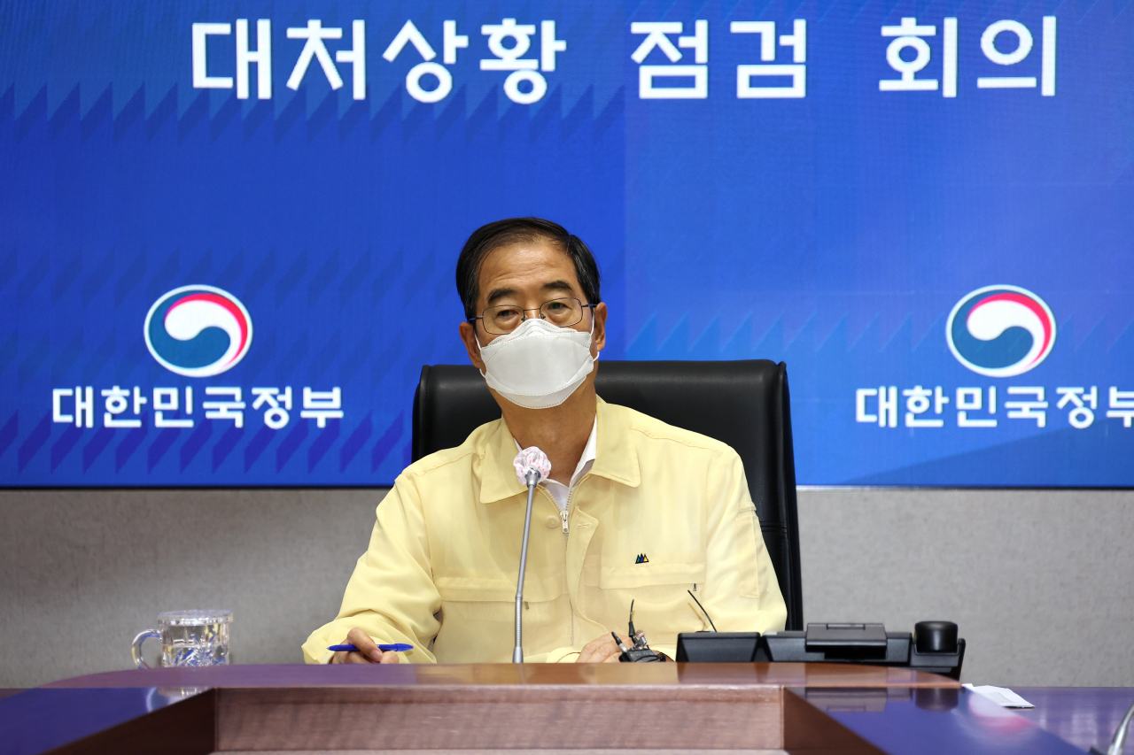 한덕수 국무총리가 지난 11일 정부서울청사 중앙재난안전상황실 서울상황센터에서 집중호우 대처상황 점검회의를 주재하고 있다. [연합］