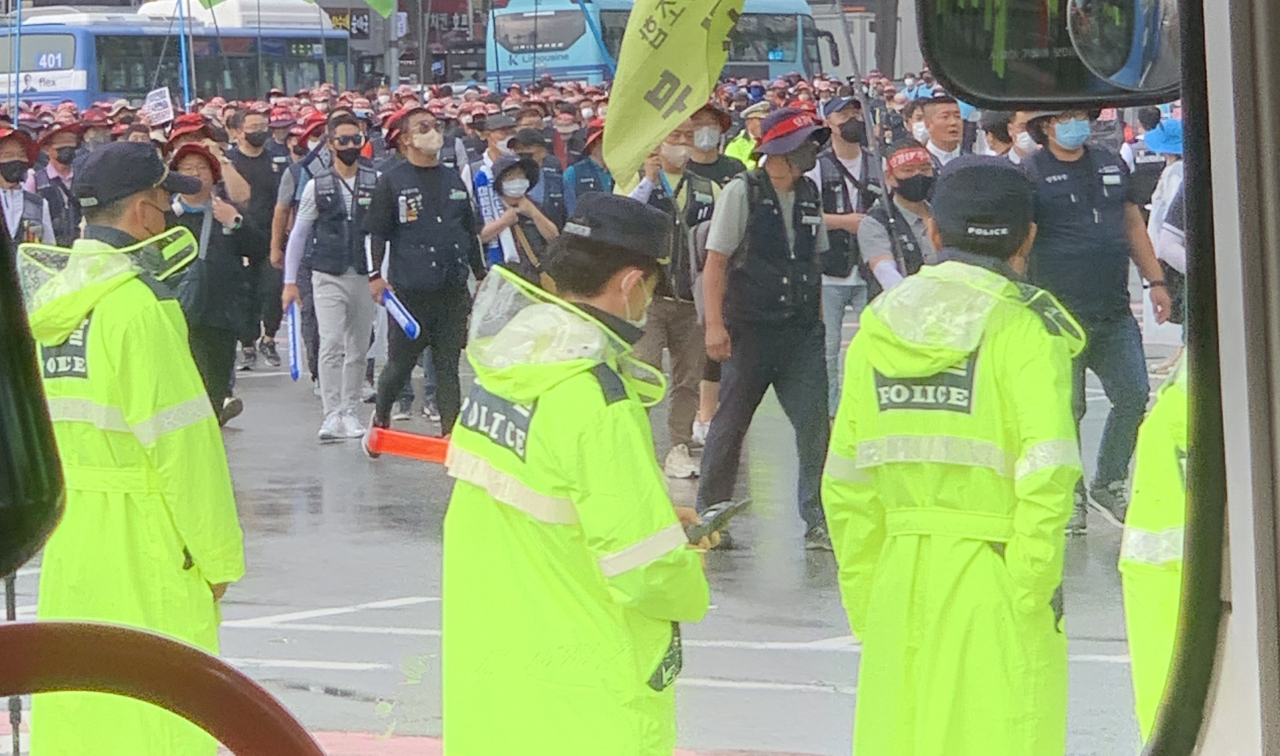 서울역 앞 차로가 인근에서 열린 집회 시위로 인해 혼잡한 모습. [사진=독자 제공]