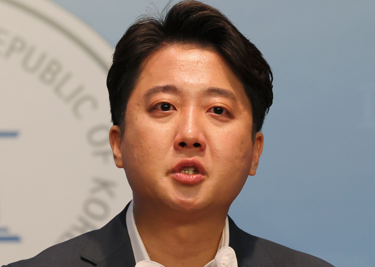 국민의힘 이준석 대표가 13일 오후 국회 소통관에서 기자회견을 열고 당 비상대책위원회 체제 전환에 대한 가처분 신청 등과 관련해 직접 입장을 밝히던 중 눈시울이 붉어지고 있다. [연합]