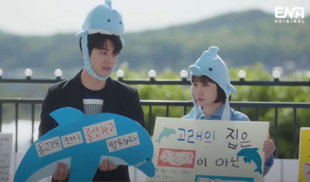 돌고래 해방 시위 데이트를 하고 있는 우영우 [드라마 '이상한 변호사 우영우']