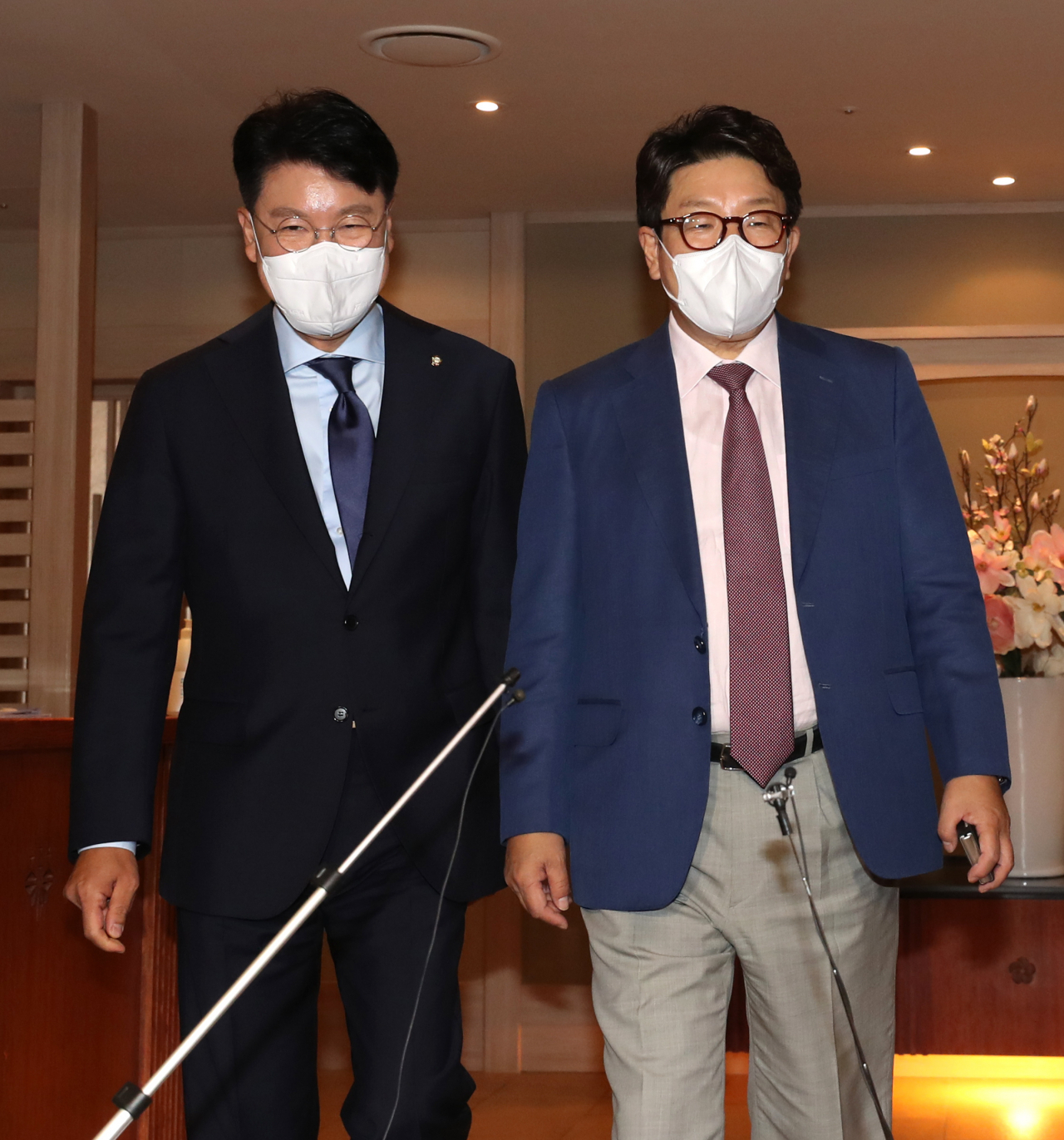 국민의힘 장제원 의원(왼쪽)과 권성동 대표 직무대행 겸 원내대표 [연합]