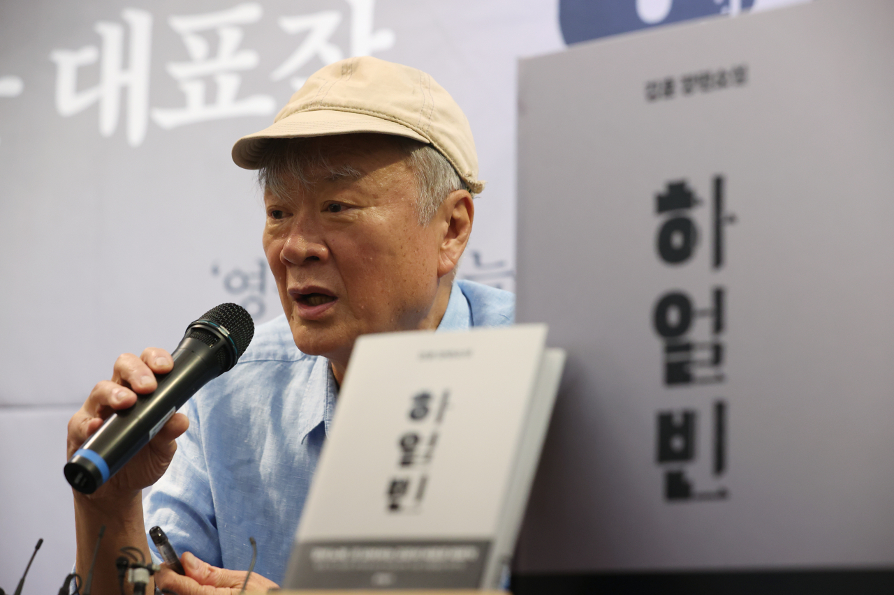 김훈 작가가 3일 오전 서울 마포구의 한 카페에서 신작 '하얼빈' 출간 간담회를 하고 있다. [연합]