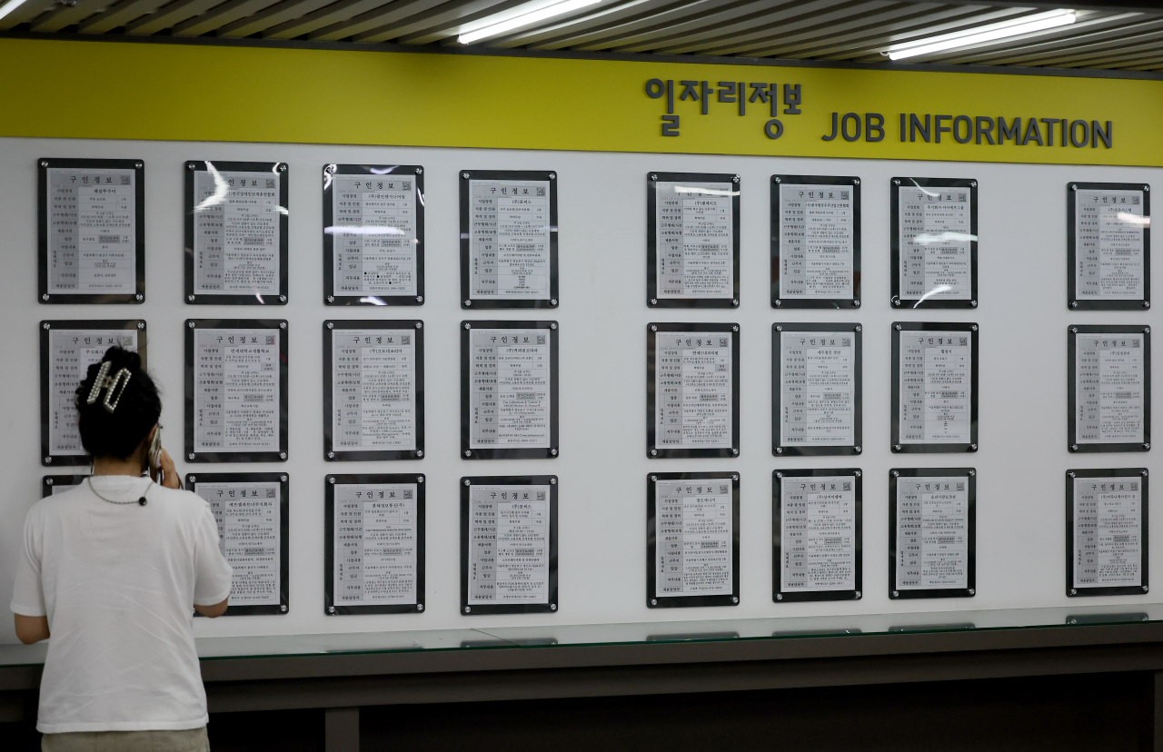10일 서울 마포구 서부고용복지플러스센터에 구인정보가 게시돼 있다. 이날 통계청이 발표한 '7월 고용동향'에 따르면 지난달 취업자 수는 2천847만5천명으로 1년 전보다 82만6천명 증가했다. 그러나 증가 폭은 5월 93만5천명에서 6월 84만1천명으로 줄어든 데 이어 7월까지 두 달째 감소했다. 연합뉴스
