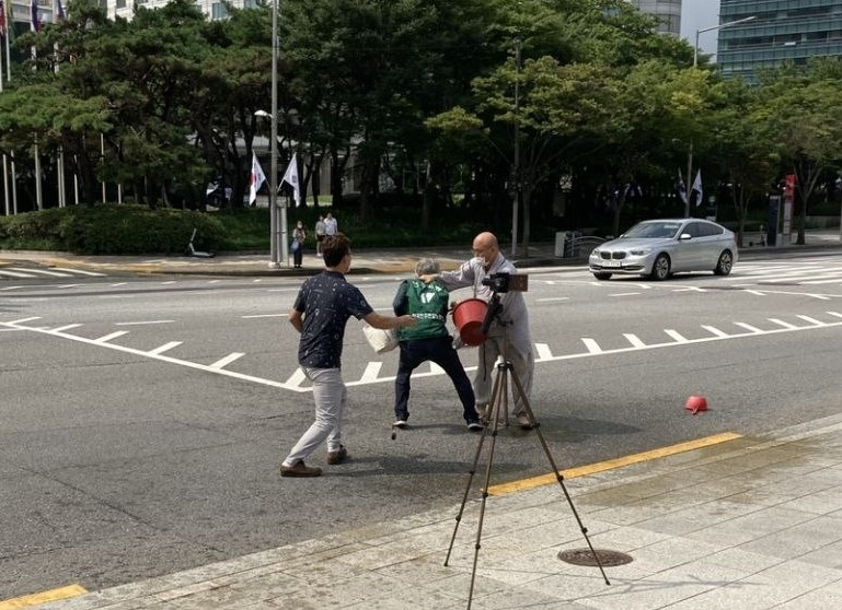 14일 서울 강남의 유명 사찰인 봉은사 앞에서 자승 전 총무원장 측의 조계종 총무원장 선거 개입 등을 비판하는 1인 시위를 준비하던 조계종 노조원이 스님들로부터 폭행을 당하는 일이 벌어졌다. 한 승려가 봉은사 앞 도로에서 조계종 노조원에게 인분이 담긴 것으로 여겨지는 오물을 뿌리는듯한 장면이 카메라에 담겼다.[연합]