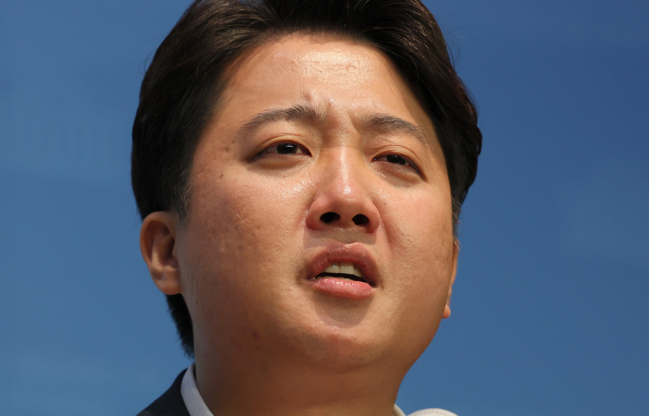 국민의힘 이준석 대표가 13일 오후 국회 소통관에서 기자회견을 열고 당 비상대책위원회 체제 전환에 대한 가처분 신청 등과 관련해 직접 입장을 밝히고 있다. 연합뉴스