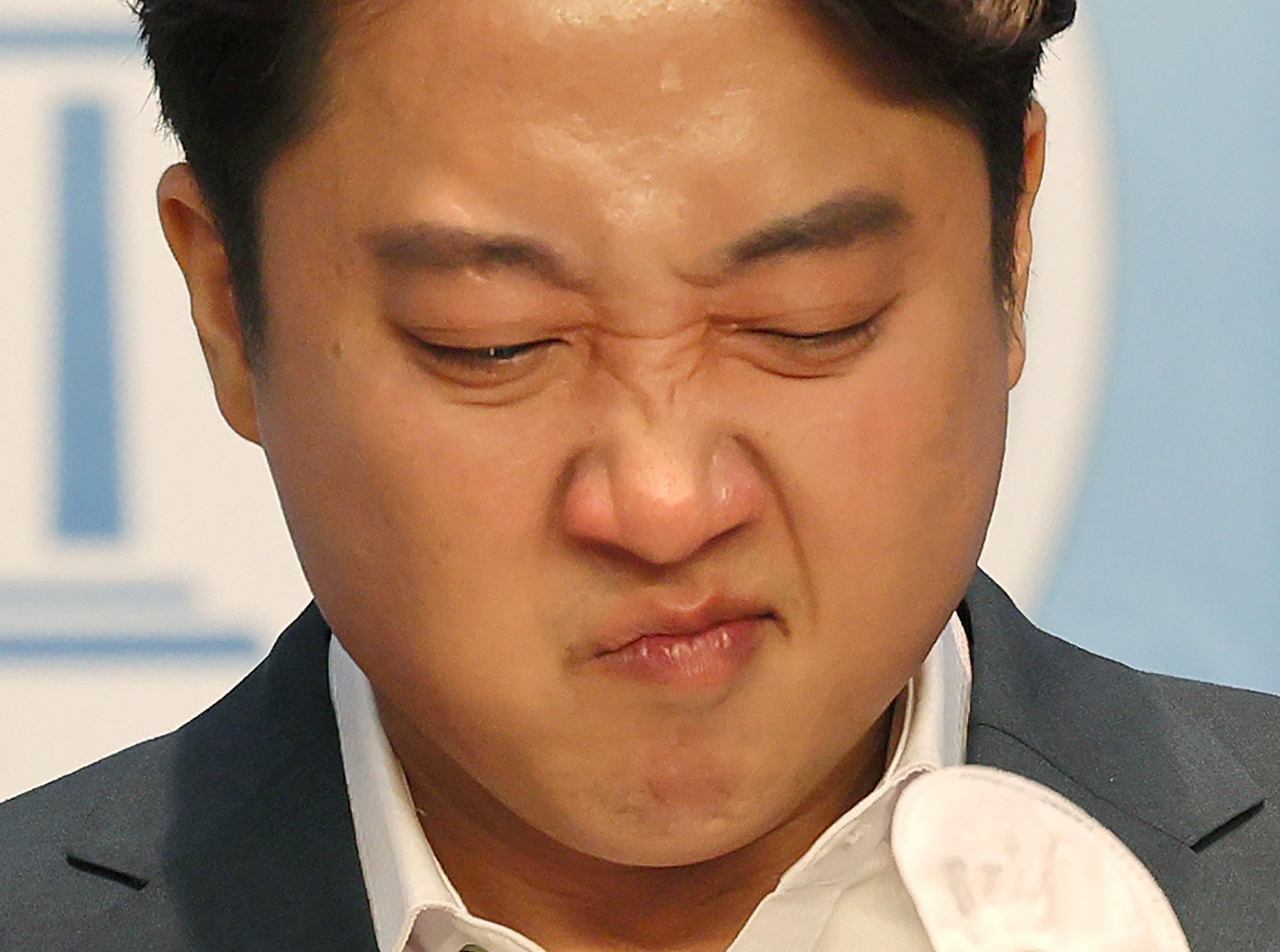 국민의힘 이준석 대표가 13일 오후 국회 소통관에서 기자회견을 열고 당 비상대책위원회 체제 전환에 대한 가처분 신청 등과 관련해 직접 입장을 밝히던 중 눈물을 닦은 뒤 얼굴을 찡그리고 있다. [연합]