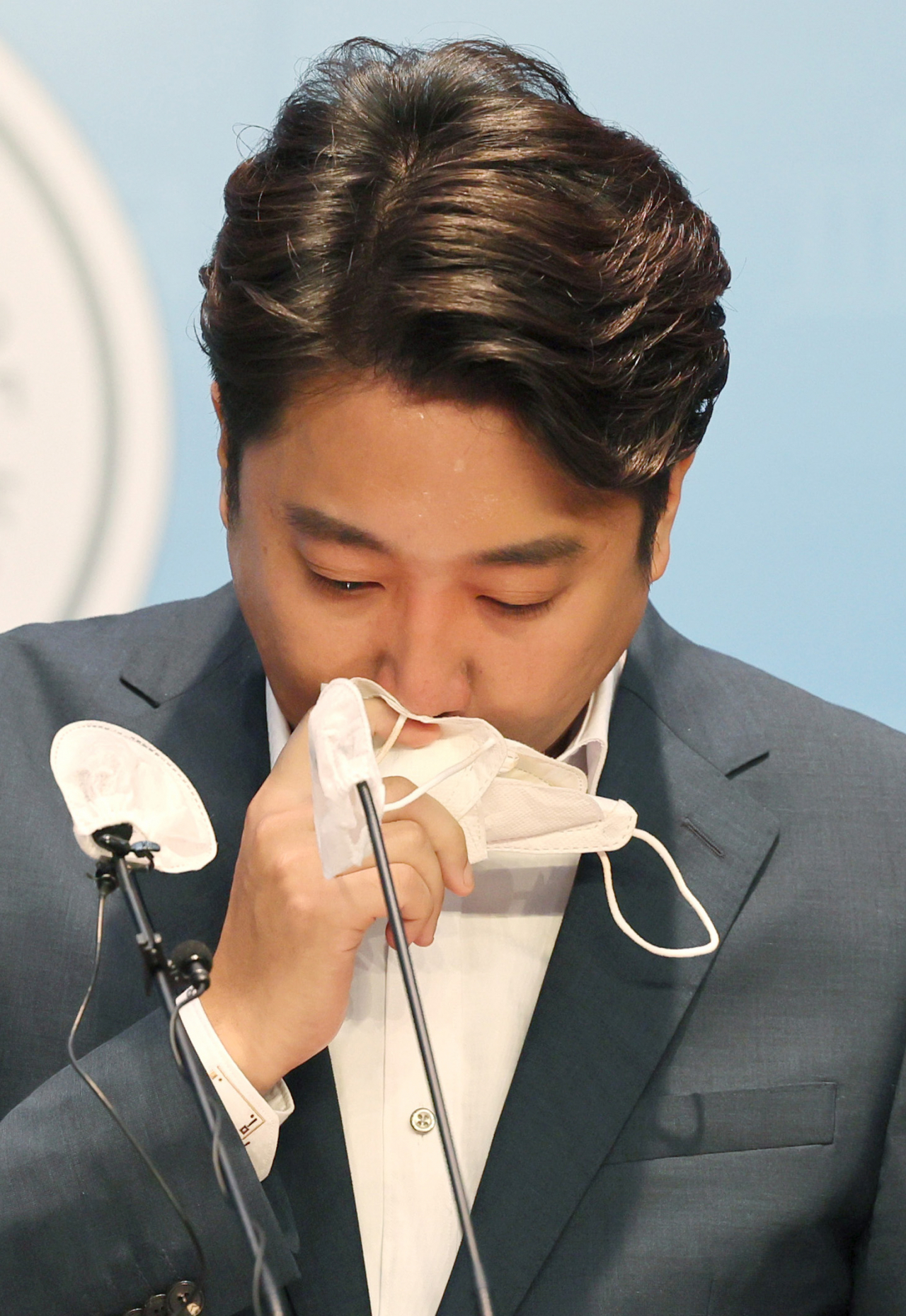 국민의힘 이준석 대표가 13일 오후 국회 소통관에서 기자회견을 열고 당 비상대책위원회 체제 전환에 대한 가처분 신청 등과 관련해 직접 입장을 밝히던 중 눈물을 닦고 있다. [연합]