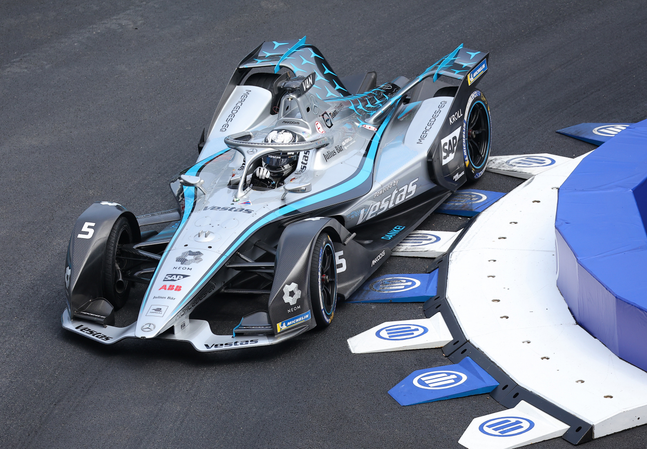 14일 서울 송파구 잠실올림픽주경기장 일대에서 열린 '2022 하나은행 서울 E-프리(E-Prix)' 16라운드 예선전에 출전한 메르세데스-EQ 포뮬러E 팀의 스토펠 반도른(벨기에)가 레이스를 펼치고 있다. 연합뉴스