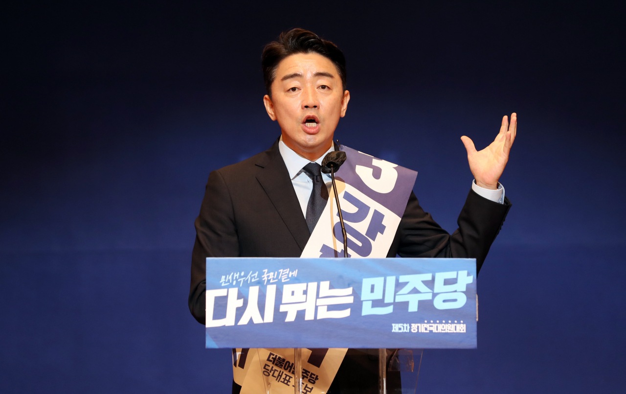강훈식 더불어민주당 당 대표 후보가 14일 충북 청주시 CJB 컨벤션센터에서 열린 더불어민주당 당 대표·최고위원 후보 합동연설회에서 당원들에게 지지를 호소하고 있다. [연합]