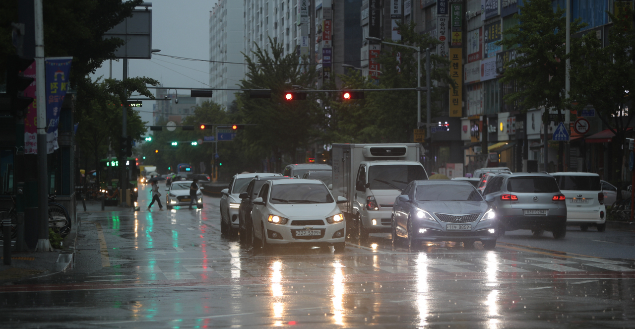 11일 오전 호우경보가 발효된 대전 서구 둔산동 시청역 네거리에서 출근 차량이 세차게 내리는 비로 전조등을 킨 채 운전하고 있다. 기상청에 따르면 전날부터 이날 오전 8시까지 대전에 내린 비는 199.8㎜로 집계됐다. [연합]