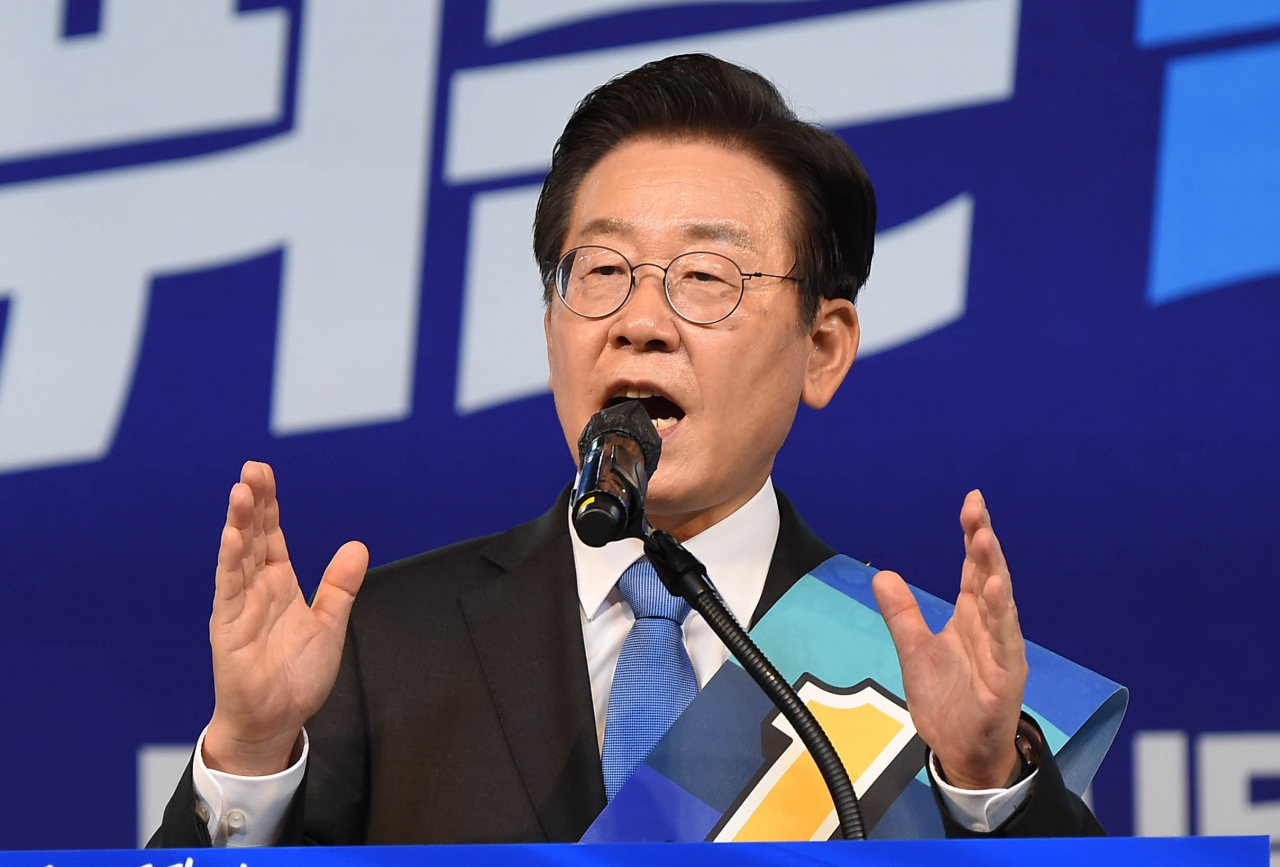 더불어민주당 이재명 당대표 후보가 14일 대전 충무체육관에서 열린 더불어민주당 대전·세종 당 대표·최고위원 후보 합동연설회에서 지지를 호소하고 있다. [연합]