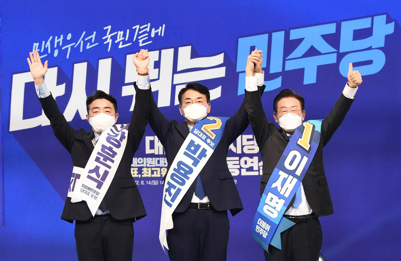 14일 오후 대전 충무체육관에서 열린 더불어민주당 대전·세종 당 대표·최고위원 후보 합동연설회에서 당 대표 후보들이 인사하고 있다. 오른쪽부터 이재명, 박용진, 강훈식 후보. [연합]