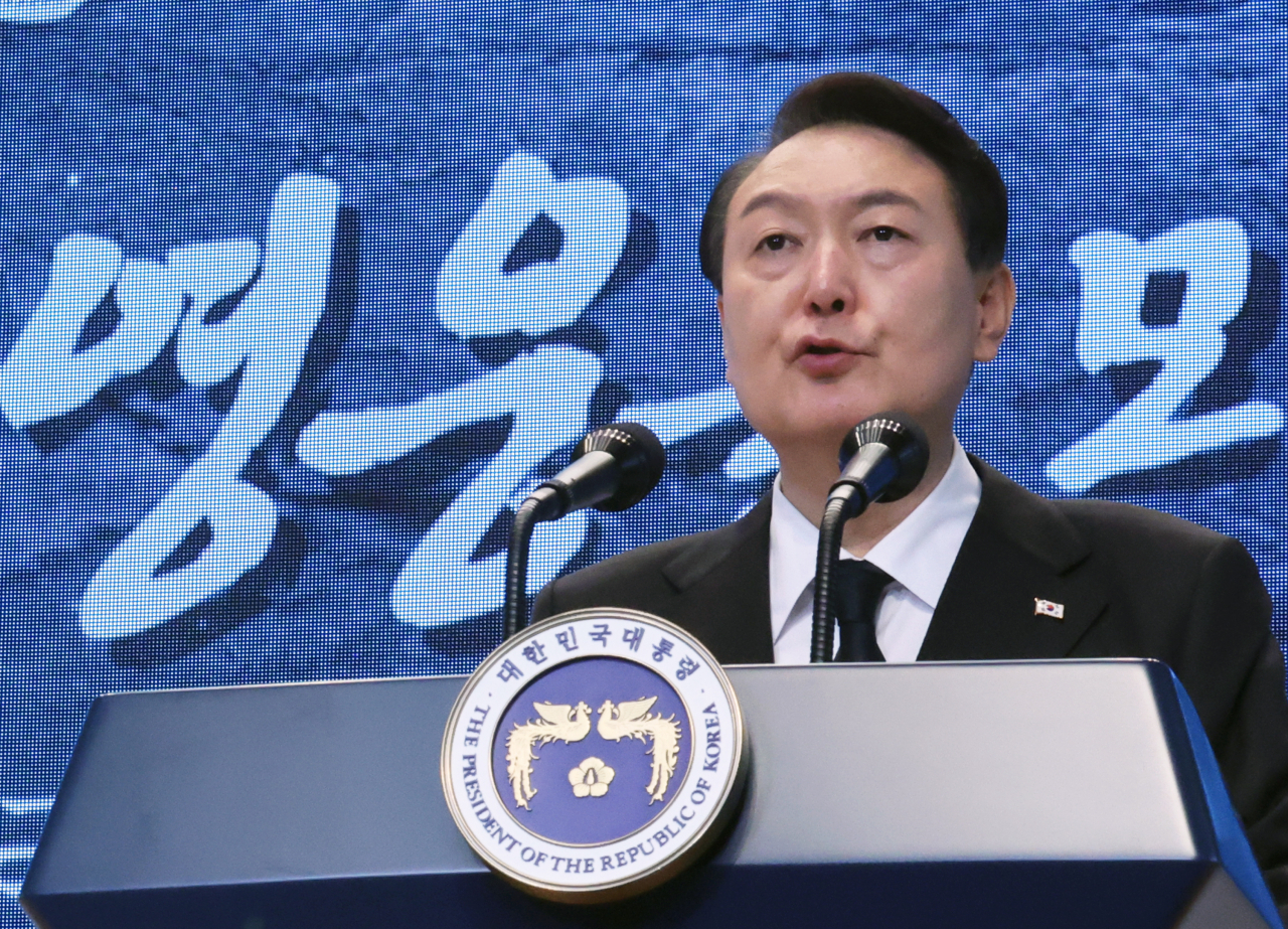 윤석열 대통령이 지난 14일 서울 동작구 국립서울현충원에서 열린 한국광복군 선열 합동봉송식에서 추모사를 하고 있다. [연합]