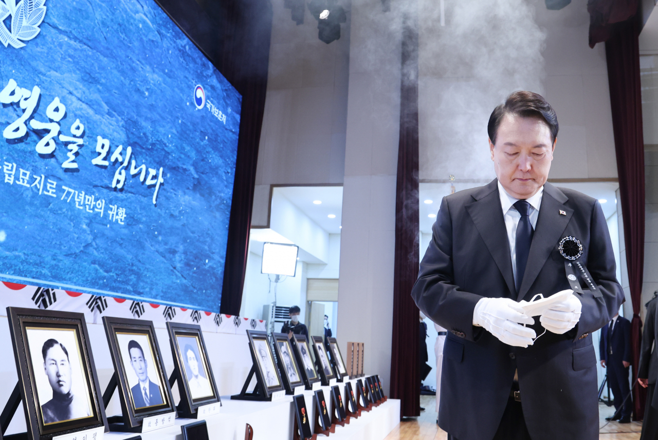 윤석열 대통령이 14일 서울 동작구 국립서울현충원에서 열린 한국광복군 선열 합동 봉송식에서 헌화·분향한 뒤 훈장 추서를 위해 이동하고 있다. [연합]