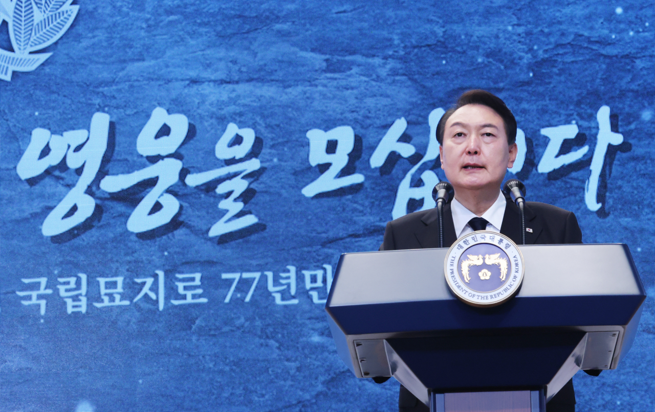 윤석열 대통령이 14일 서울 동작구 국립서울현충원에서 열린 한국광복군 선열 합동 봉송식에서 추모사를 하고 있다. [연합]