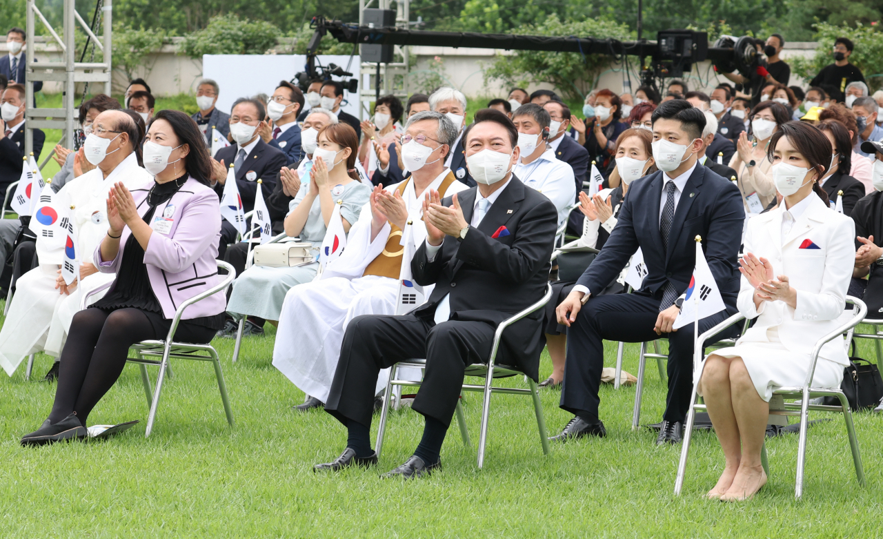 윤석열 대통령과 김건희 여사가 15일 서울 용산 대통령실 청사 잔디마당에서 열린 제77주년 광복절 경축식에 참석하고 있다. [연합]