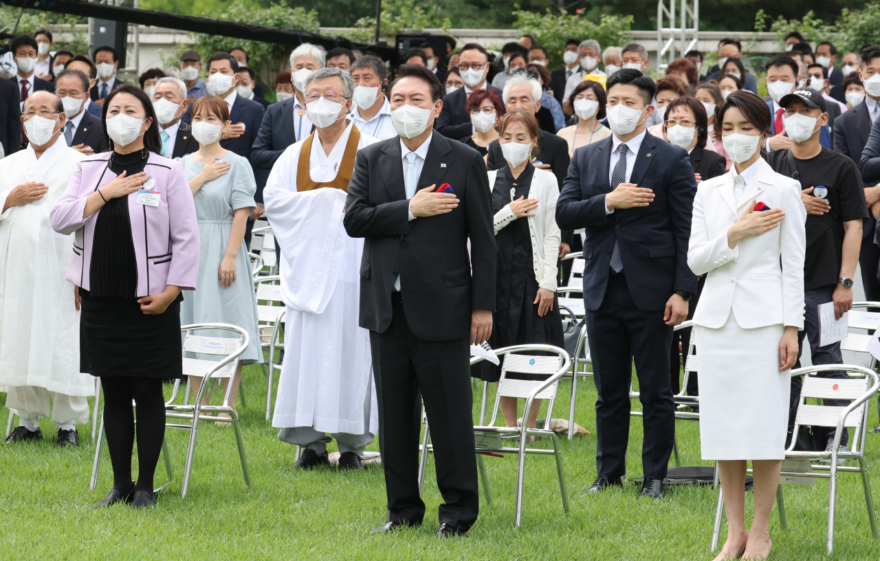윤석열 대통령과 김건희 여사가 15일 서울 용산 대통령실 청사 잔디마당에서 열린 제77주년 광복절 경축식에서 국민의례를 하고 있다. [연합]