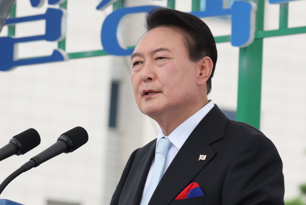 윤석열 대통령이 15일 서울 용산 대통령실 청사 잔디마당에서 열린 제77주년 광복절 경축식에서 축사하고 있다. [연합]