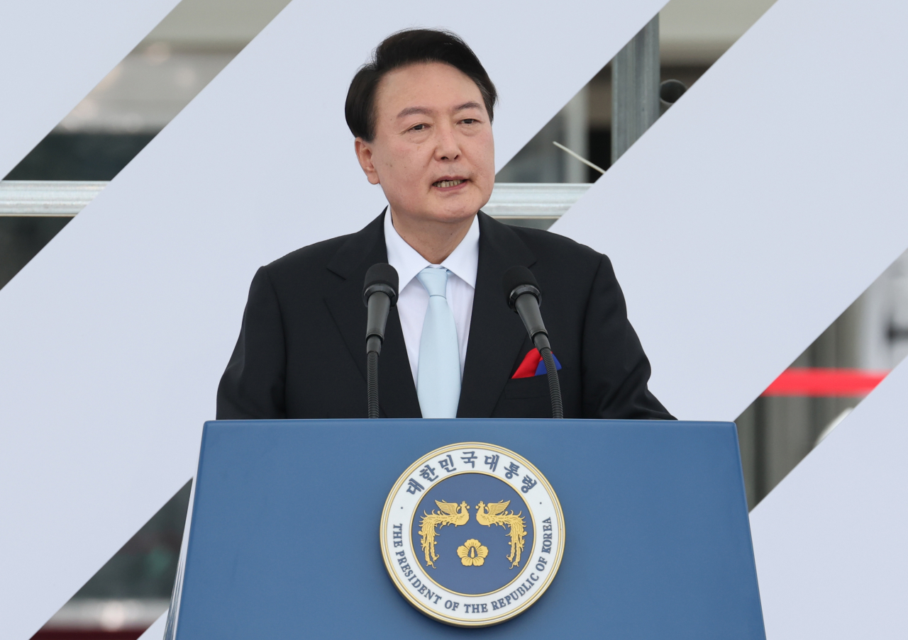 윤석열 대통령이 15일 서울 용산 대통령실 청사 잔디마당에서 열린 제77주년 광복절 경축식에서 축사하고 있다. [연합]
