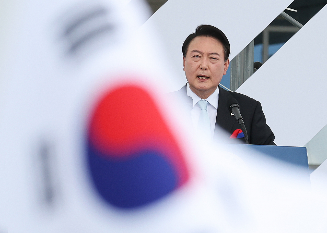 윤석열 대통령이 15일 서울 용산 대통령실 잔디마당에서 열린 제77주년 광복절 경축식에서 경축사를 하고 있다. [연합]