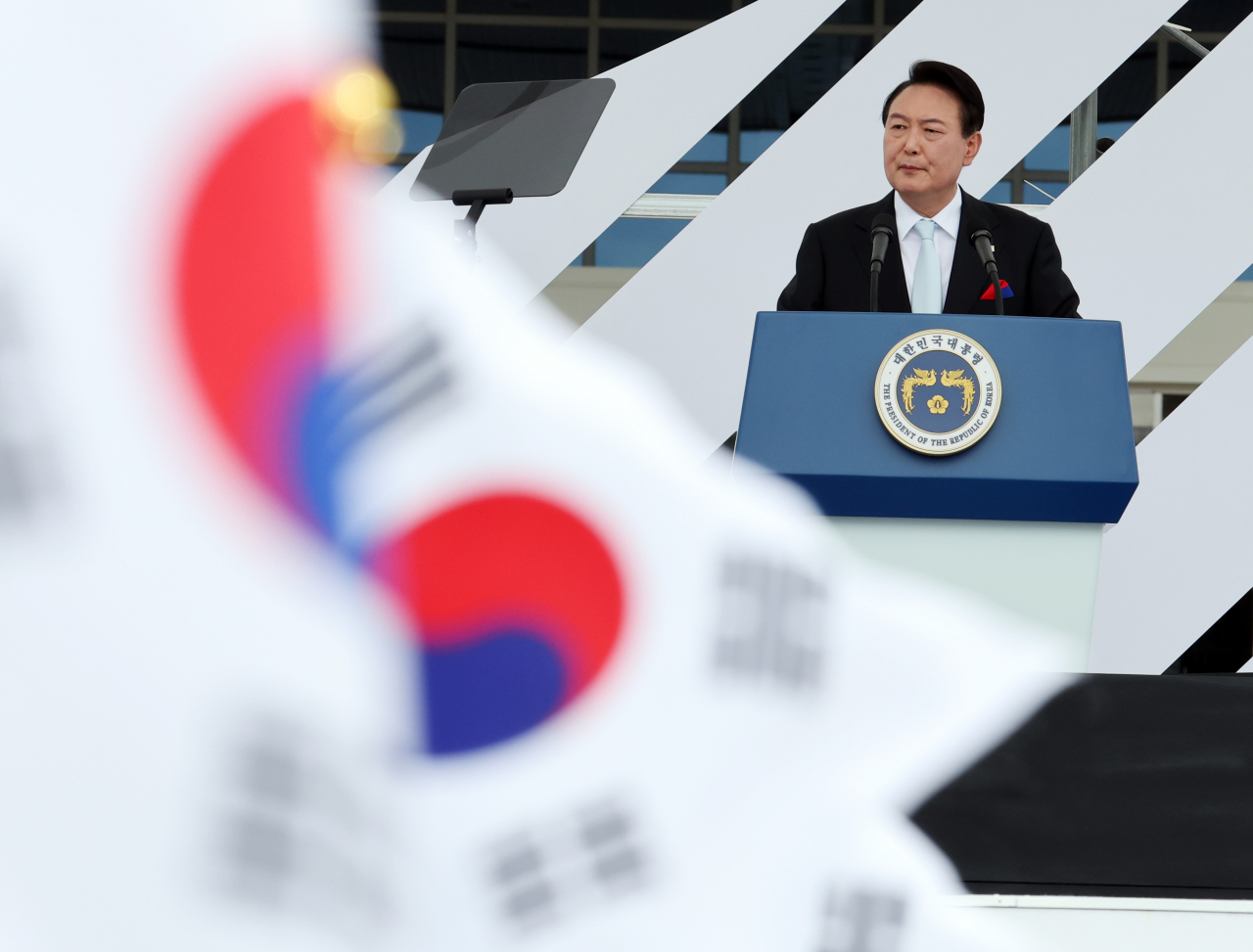 윤석열 대통령이 지난해 8월 15일 서울 용산 대통령실 청사 잔디마당에서 열린 제77주년 광복절 경축식에서 경축사를 하고 있다. [연합]