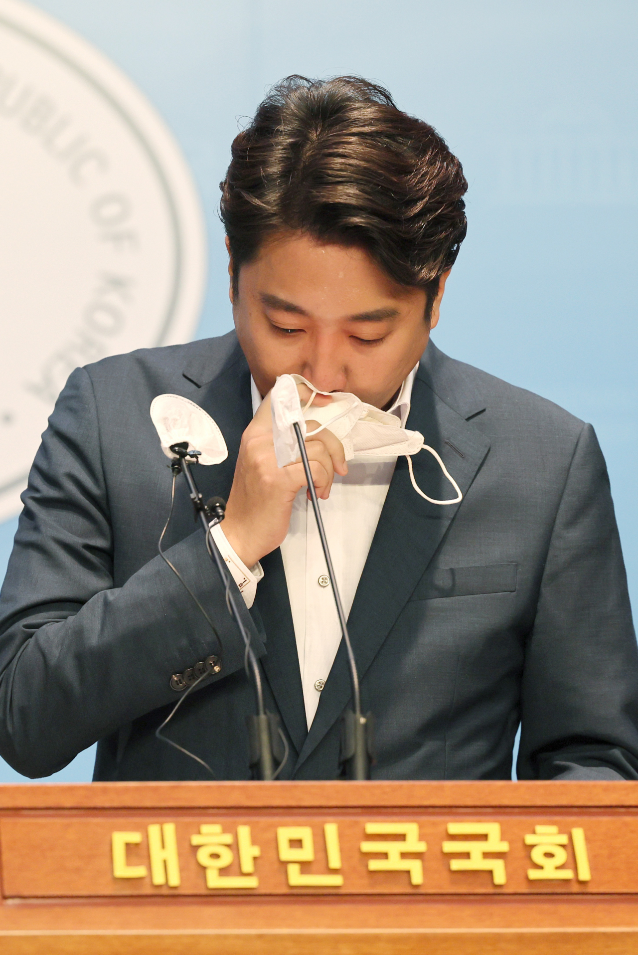 이준석 국민의힘 대표가 지난 13일 오후 국회 소통관에서 기자회견을 열고 당 비상대책위원회 체제 전환에 대한 가처분 신청 등과 관련해 직접 입장을 밝히던 중 눈물을 닦고 있다. [연합]