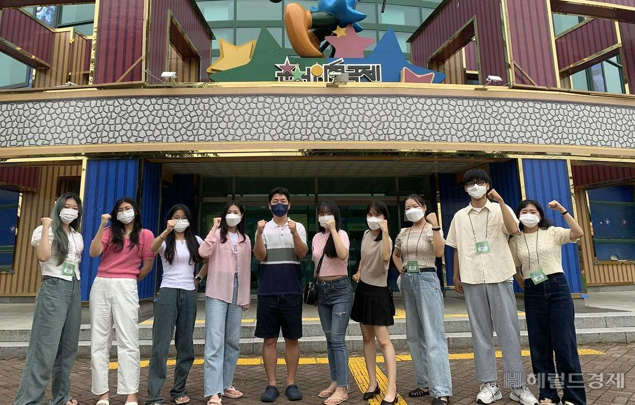 지난 5일부터 7일까지 춘천인형극장에서 열린 제34회 춘천인형극제 아마추어 인형극 경연대회에서 최우수상을 받은 광주대 유아교육과 소모임 ‘동심 인형극회’(최혜영, 김이준, 김효민, 김철우, 정선우, 정예은, 조윤신, 정가영, 이은선) 소속 학생들 모습.