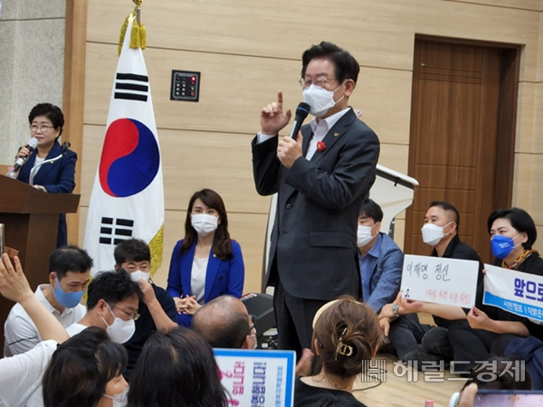이재명 의원이 15일 오전 전남 순천대학교에서 열린 토크 콘서트에서 당원 질문에 답하고 있다. /박대성 기자.