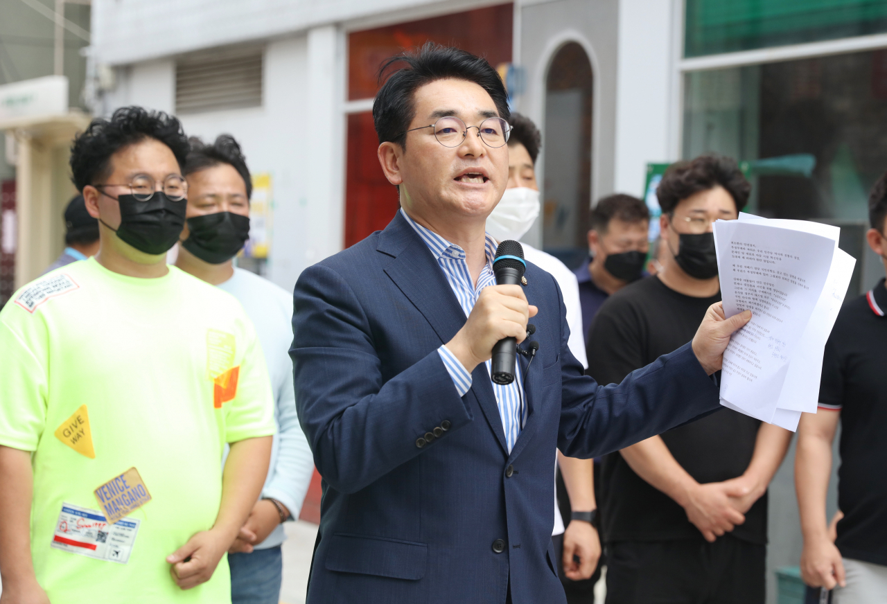 더불어민주당 당 대표 선거에 나선 박용진 의원이 15일 오후 광주 동구 동명동 카페의 거리를 찾아 기자회견을 열고 지지를 호소하고 있다. [연합]